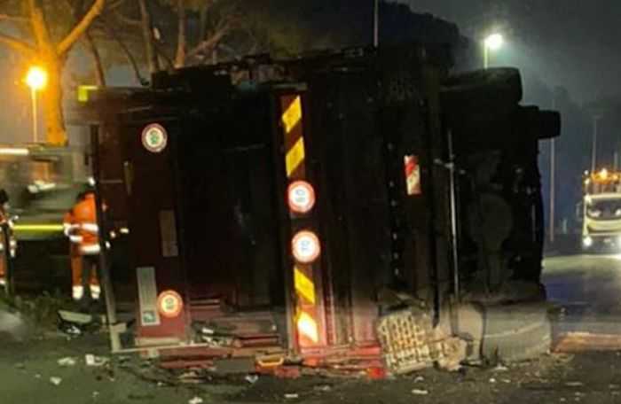 Incidente in via di Malagrotta: scontro auto-camion Ama, feriti i conducenti