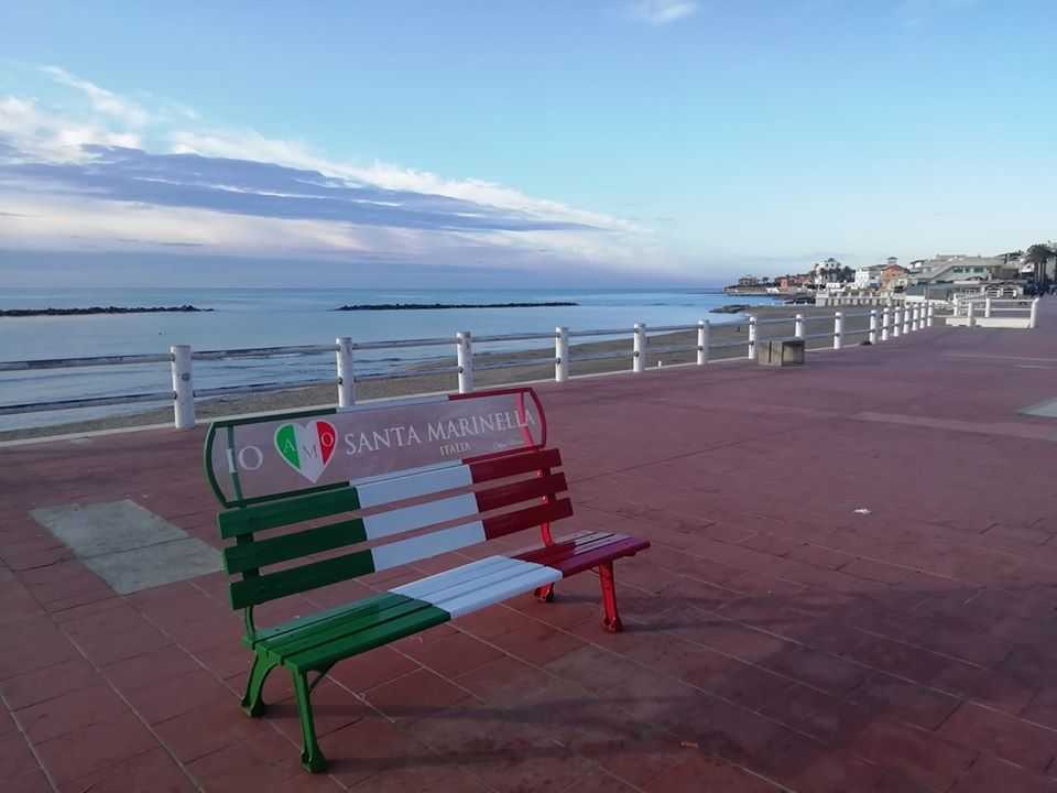 panchina tricolore santa marinella passeggiata