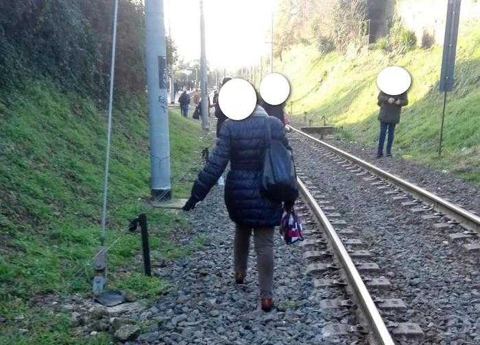 Ferrovia Roma Nord, pendolari a piedi sui binari: la denuncia del Comitato
