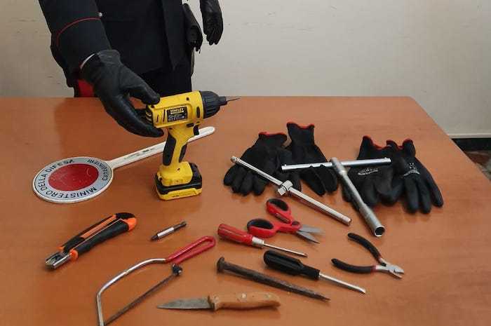 PARIOLI – Gli arnesi sequestrati dai Carabinieri (1)