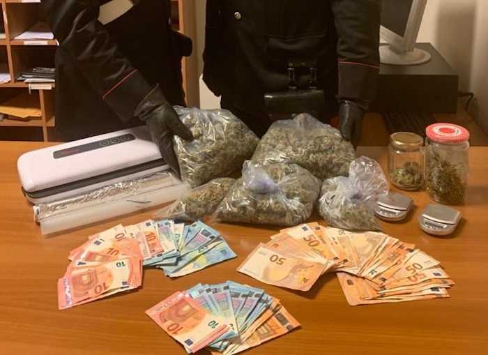 TRIONFALE – La droga sequestrata dai Carabinieri (2)