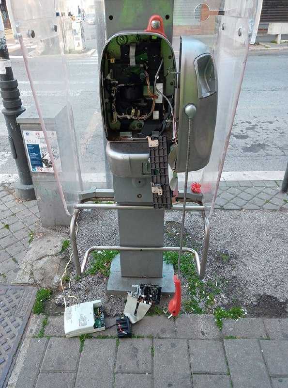 cabina telefonica distrutta ladispoli