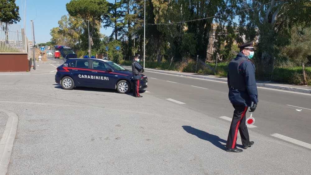 Carabinieri posto blocco mascherine