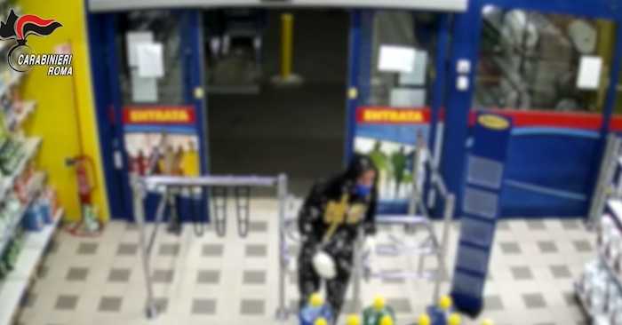 FRASCATI - Uno dei due rapinatori in azione