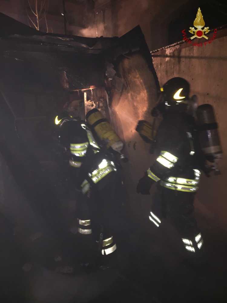 vigili fuoco civitavecchia pompieri incendio chiosco respiratori vigili fuoco civitavecchia pompieri incendio chiosco respiratori