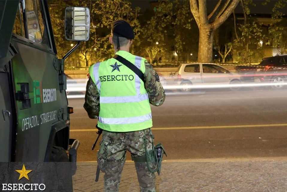 esercito in strada