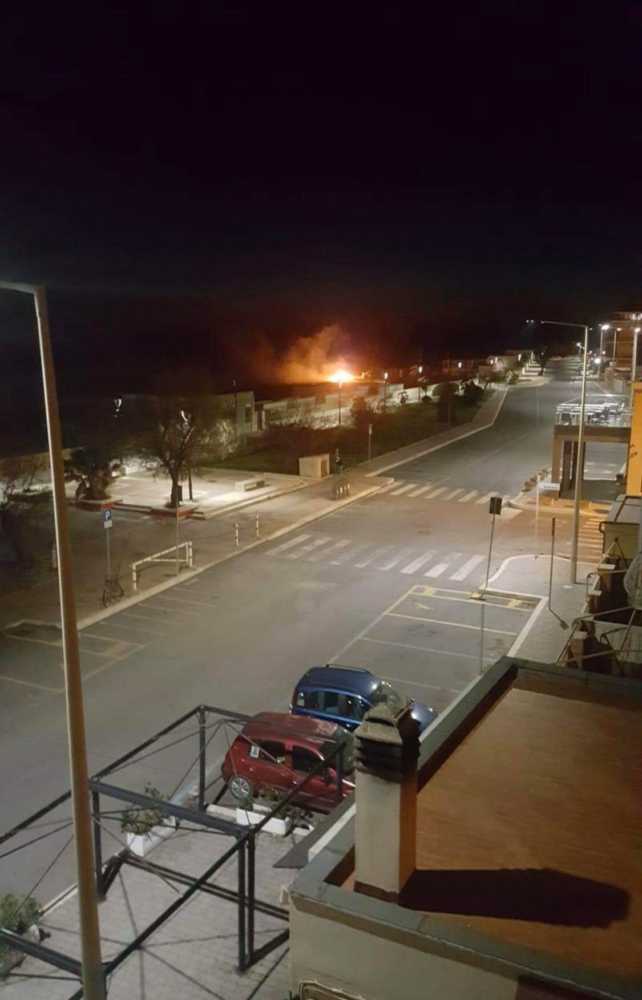 incendio fiamme porto pidocchio