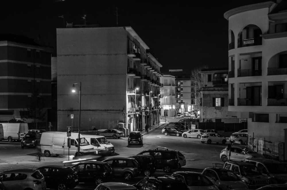 paravani mercato civitavecchia notte bianco nero