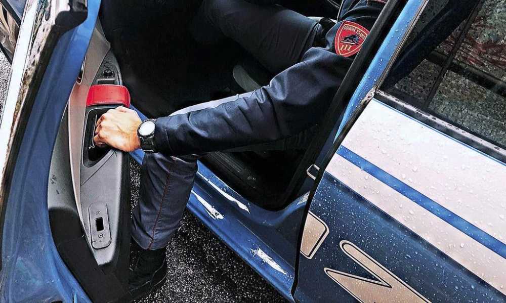 polizia volante agente