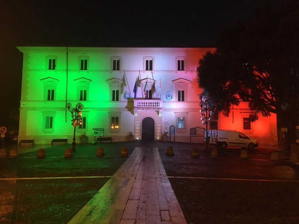 tolfa comune palazzo comunale tricolore