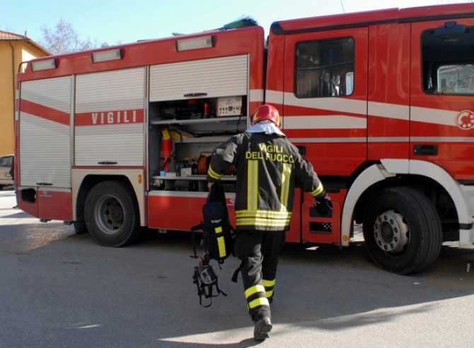 Incendio nell’ex officina: esplode bombola, fiamme e fuoco in zona Braccianese Claudia