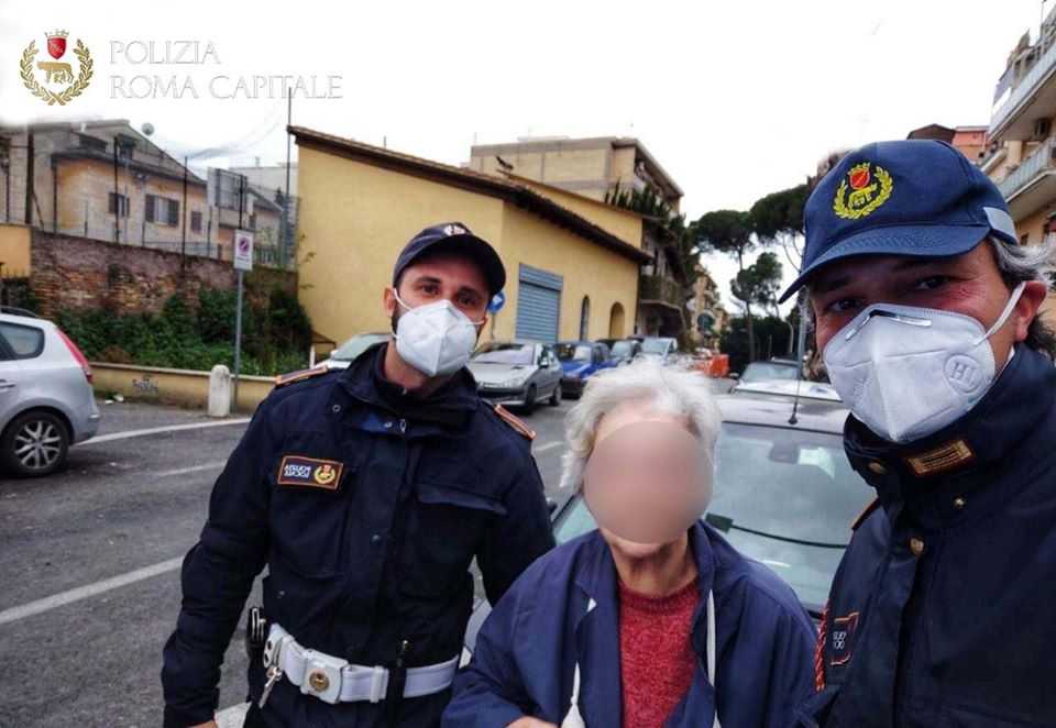 anziana aiutata anziana aiutata