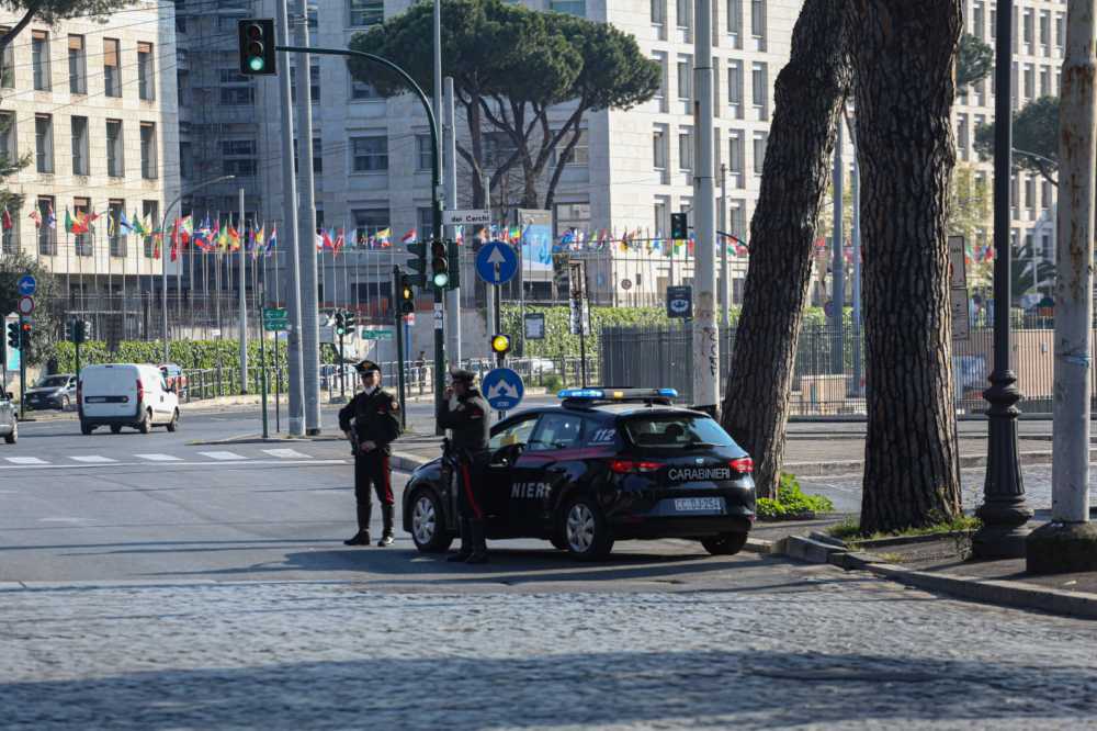 Si finge fattorina di alimenti per girare liberamente in città