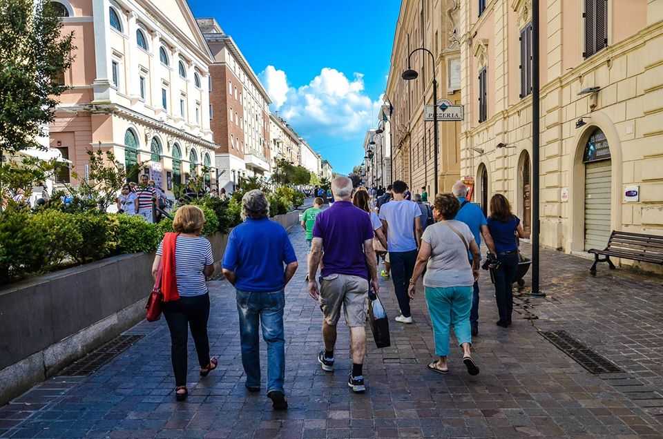 foto paravani turisti croceristi corso centocelle civitavecchia