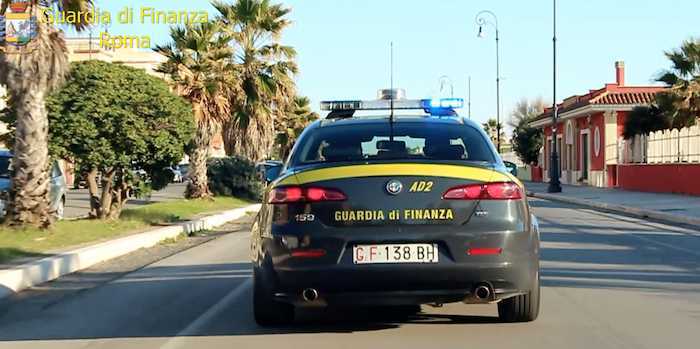 guardia-finanza-auto-ostia