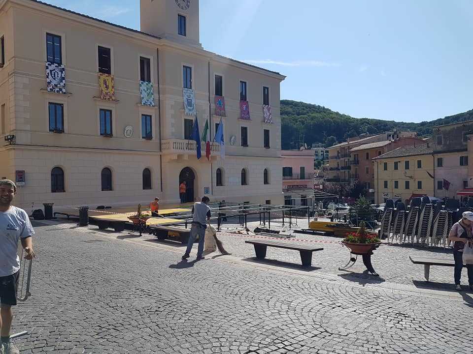 piazza repubblica allumiere palazzo comunale