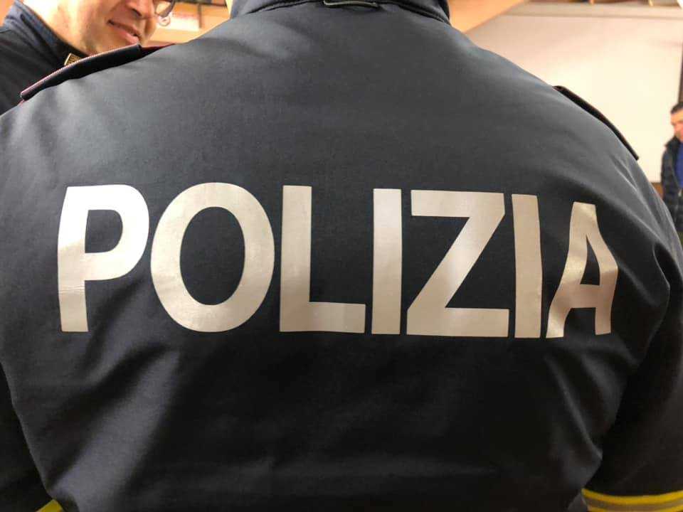 polizia spalle