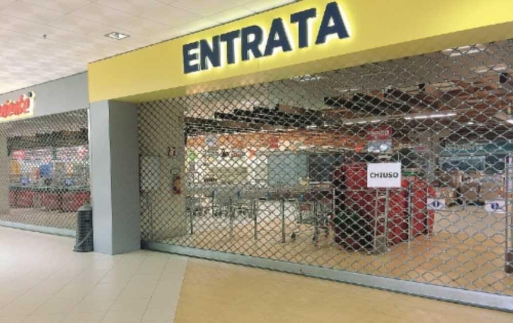 supermercato-chiuso serrande abbassate