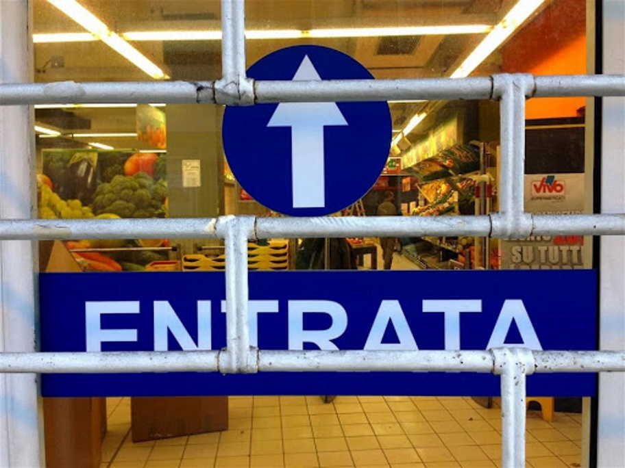 supermercato chiuso serrande abbassate supermercato-chiuso serrande abbassate