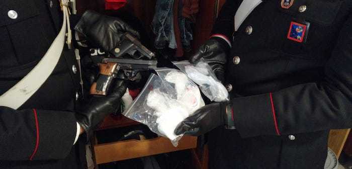 ANZIO - Le pistole e la droga sequestrate dai Carabinieri (2)