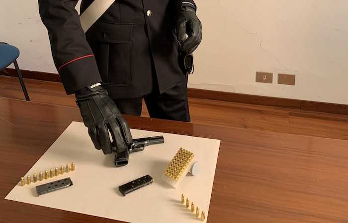 CASTEL GANDOLFO – La pistola e le munizioni sequestrate dai Carabinieri
