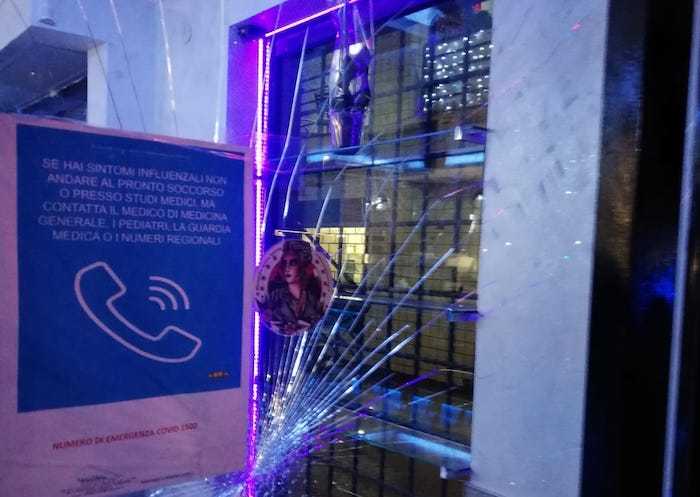 La vetrata danneggiata (1) La vetrata danneggiata (1)