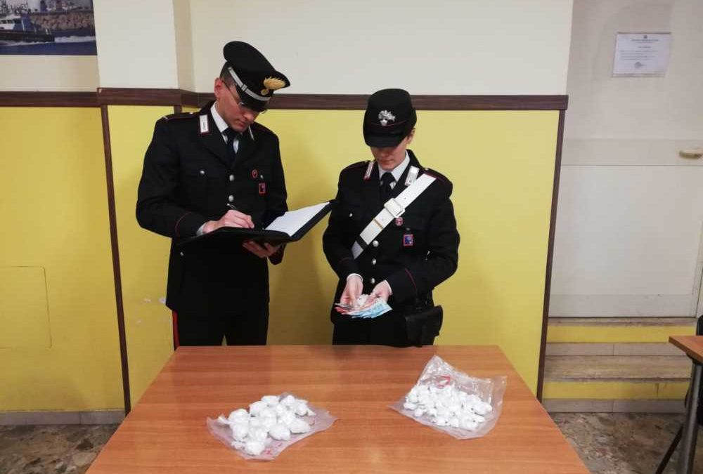 Tampona auto Carabinieri e scappa: ritrovato con droga