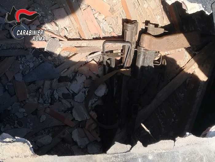 MONTESACRO - Le armi e le munizioni rinvenute dai Carabinieri nel sottotetto (6)