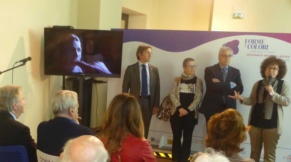 Santolini e Arena, il primo e la seconda a sinistra, un anno fa all'inaugurazione di Forme e Colori, mostra di artigianato artistico