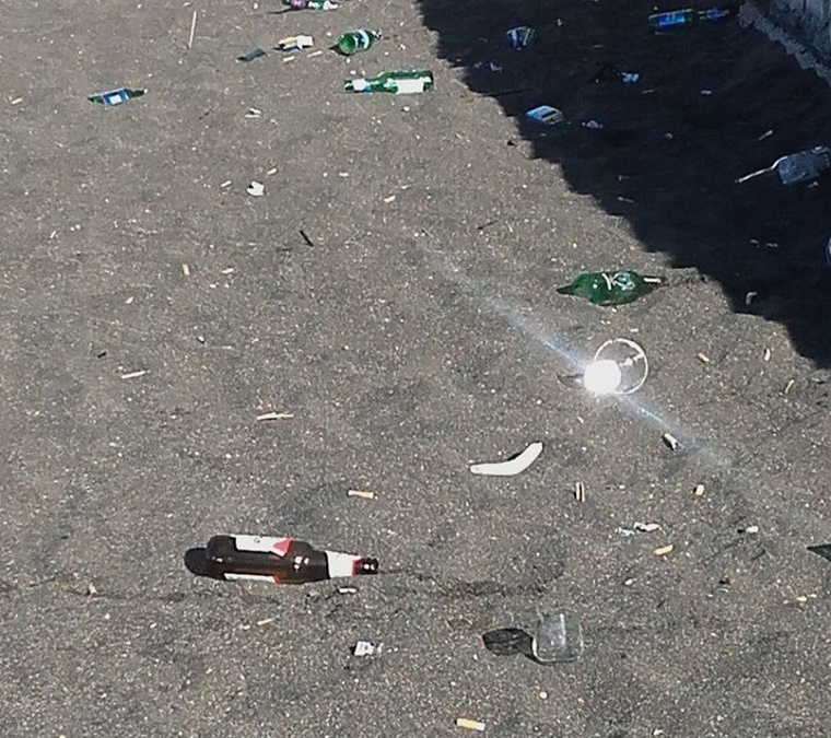 bottiglie spiaggia vetri ladispoli