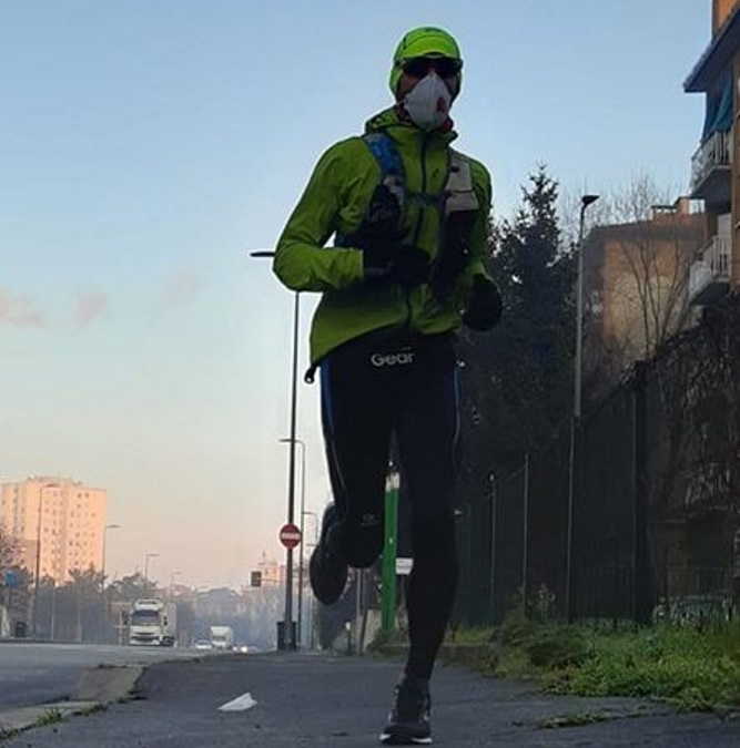 corsa corridore podismo passeggiata mascherina