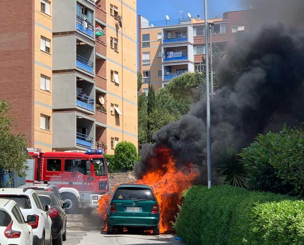 incendio auto vvf vigili fuoco civitavecchia