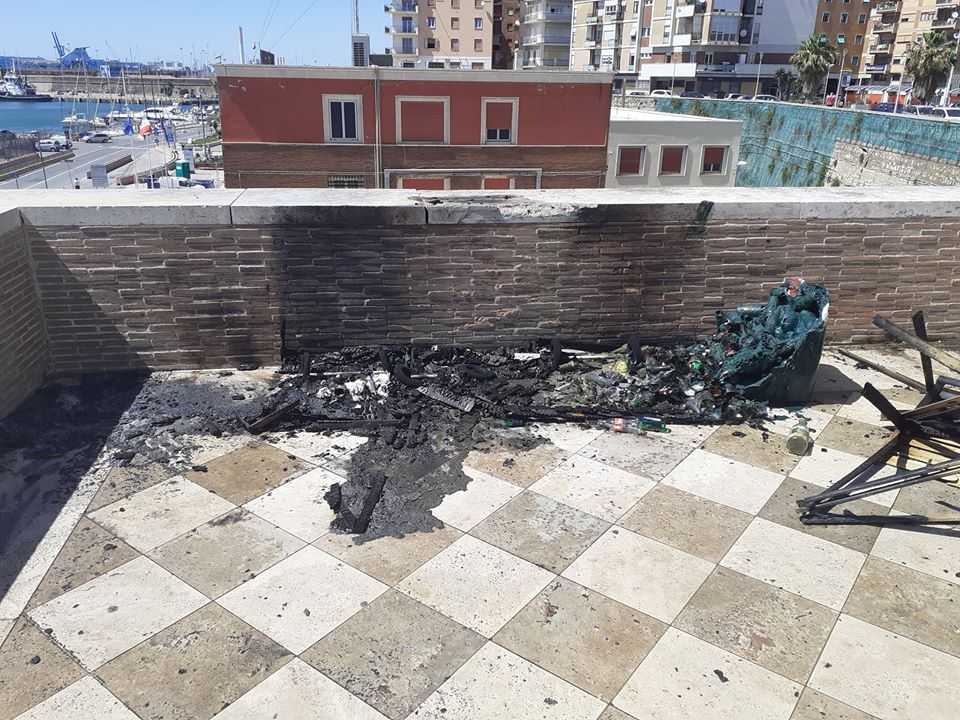 incendio cassonetti mastelli lungoporto differenziata civitavecchia