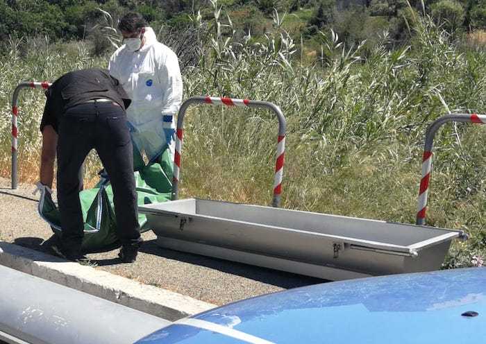 morto suicidio civitavecchia viale europa polizia necrofori carro funebre