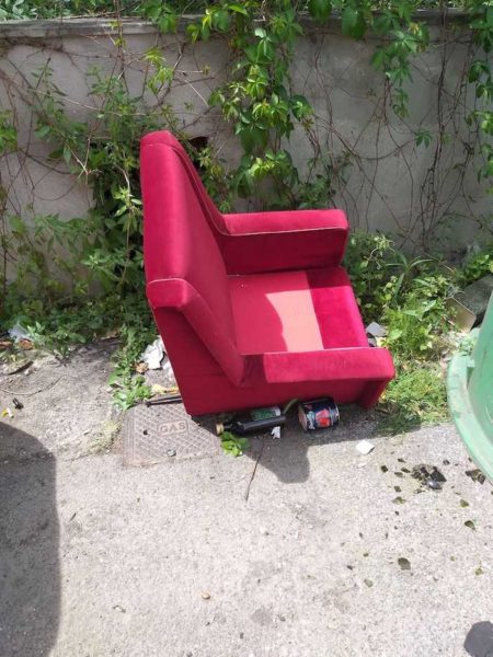 poltrona abbandonata