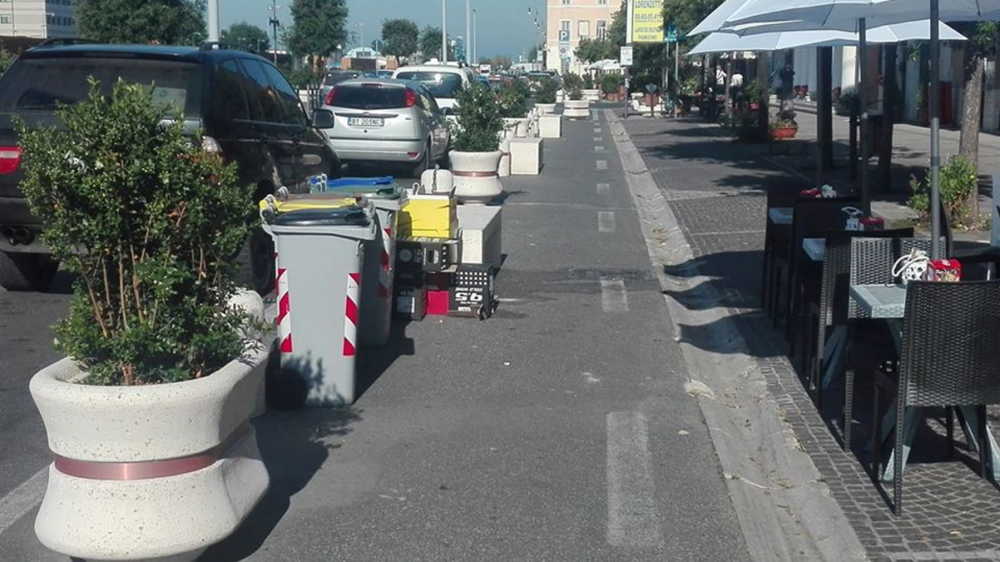 tavoli ombrelloni sedie fiumicino torre clementina secchi rifiuti