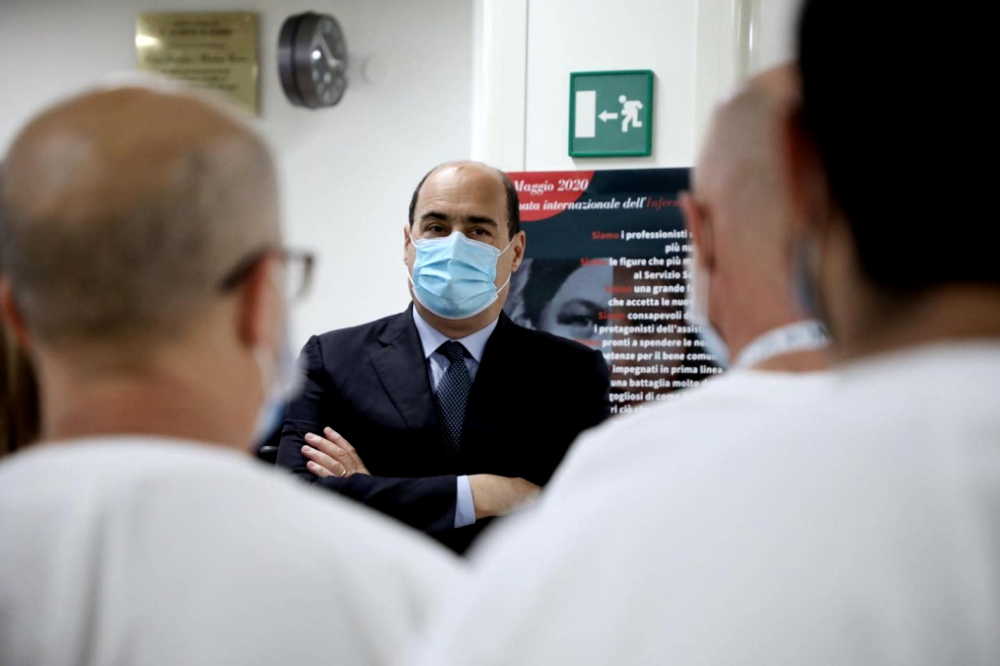 In visita al policlinico Gemelli il governatore del Lazio, Nicola Zingaretti, ha ringraziato tutti gli operatori definendo determinante il loro contributo nella lotta contro il coronavirus. Oggi (27 maggio 2020) il presidente della Regione e l’assessore regionale alla Sanità e Integrazione socio sanitaria, Alessio D’Amato, proseguendo il tour negli ospedali del Lazio, hanno visitato il policlinico universitario A. Gemelli Irccs. “Prima di tutto un immenso grazie a tutti voi – ha detto il presidente Zingaretti nel corso dell’incontro avvenuto nell’Aula Brasca dell’ospedale - per quello che avete fatto e che ancora state facendo. Ringrazio medici, infermieri e tutti gli operatori che in questi mesi di emergenza sanitaria hanno assicurato cure ai pazienti e assistenza alle loro famiglie. Dal policlinico Gemelli è arrivato un contributo fondamentale per conoscere e combattere questo virus, assolutamente nuovo e insidioso, che ha mutato le abitudini e le vite di tutti noi”. All’incontro erano presenti il presidente della Fondazione ‘’Policlinico Universitario Agostino Gemelli’, Giovanni Raimondi, il direttore generale della ‘Fondazione Marco Elefanti’ e alcuni medici e personale infermieristico della Unità di Crisi Covid 19 della struttura ospedaliera della Capitale. “Il sistema sanitario del Lazio – ha aggiunto il governatore - proprio grazie a eccellenze come questa, ha dato una prova di forza e ha retto l’urto di una pandemia che fino a poco tempo fa era inimmaginabile. Come dico sempre non ne siamo ancora usciti, ma sicuramente abbiamo le armi per continuare a combattere contro questo nemico invisibile”. “In questi mesi – ha commentato l’assessore D’Amato - è stato fatto un lavoro eccezionale di sistema e di squadra. Se in una metropoli come Roma non è accaduto quello che abbiamo visto in altre capitali europee è legato, non tanto alla fortuna, ma alla grande rete che ha saputo agire tempestivamente con i suoi professionisti e all’importanza della rete delle malattie infettive. Abbiamo dimensionato la rete ospedaliera per l’emergenza e il Gemelli è stato un tassello molto importante. In questa regione abbiamo avuto il più basso tasso di letalità rispetto alle grandi regioni e una bassissima incidenza dei contagi tra i nostri professionisti a testimonianza della bontà delle misure messe in atto. Sono fiero del lavoro che sta svolgendo il sistema sanitario regionale", ha concluso l'assessore D’Amato.