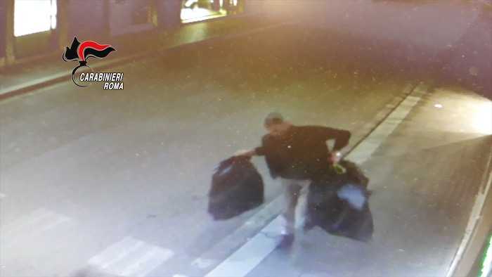 CENTRO – Il ladro in azione (2) CENTRO - Il ladro in azione (2)