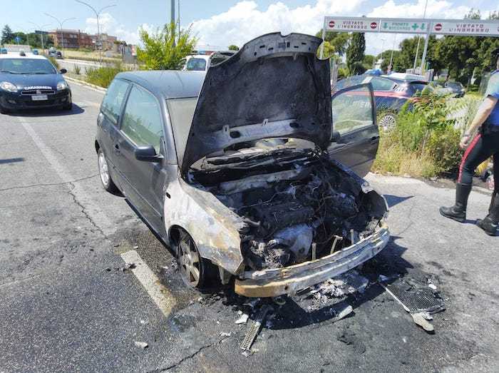 NRM – Perde i sensi nell’auto avvolta dalle fiamme, conducente salvato dai Carabinieri NRM - Perde i sensi nell'auto avvolta dalle fiamme, conducente salvato dai Carabinieri