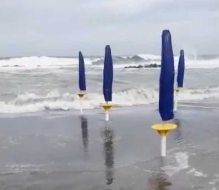 mareggiata fiumicino mareggiata fiumicino