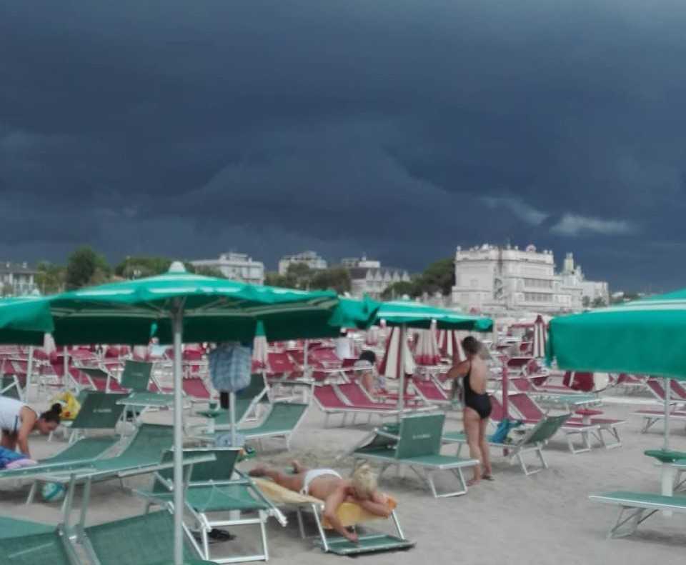 fuga spiaggia maltempo