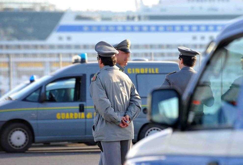 Bloccati 340 chili di droga al Porto di Civitavecchia: lo stupefacente nascosto tra frutta verdura