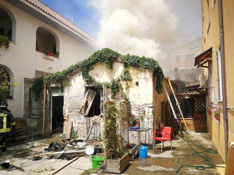 incendio edificio ladispoli messico vvf vigili fuoco pompieri