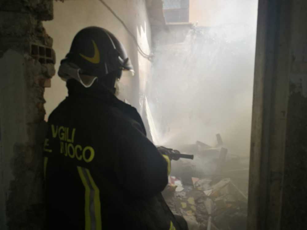 incendio edificio ladispoli messico vvf vigili fuoco pompieri