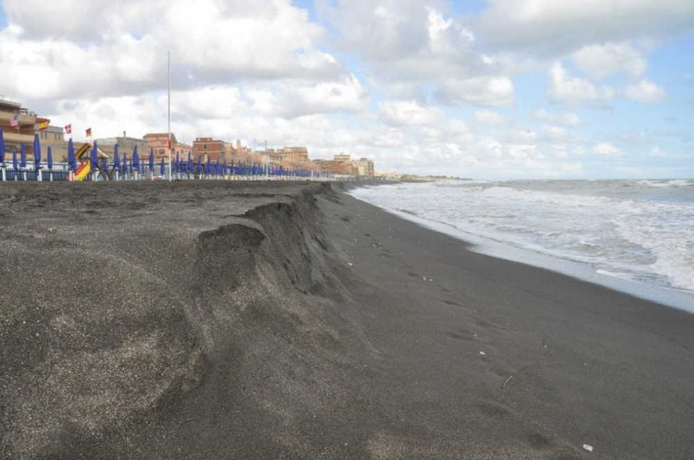 mareggiata arenile spiaggia ladispoli erosione