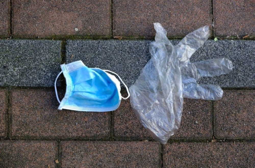 mascherina guanti rifiuti 080620 mascherina guanti rifiuti 080620