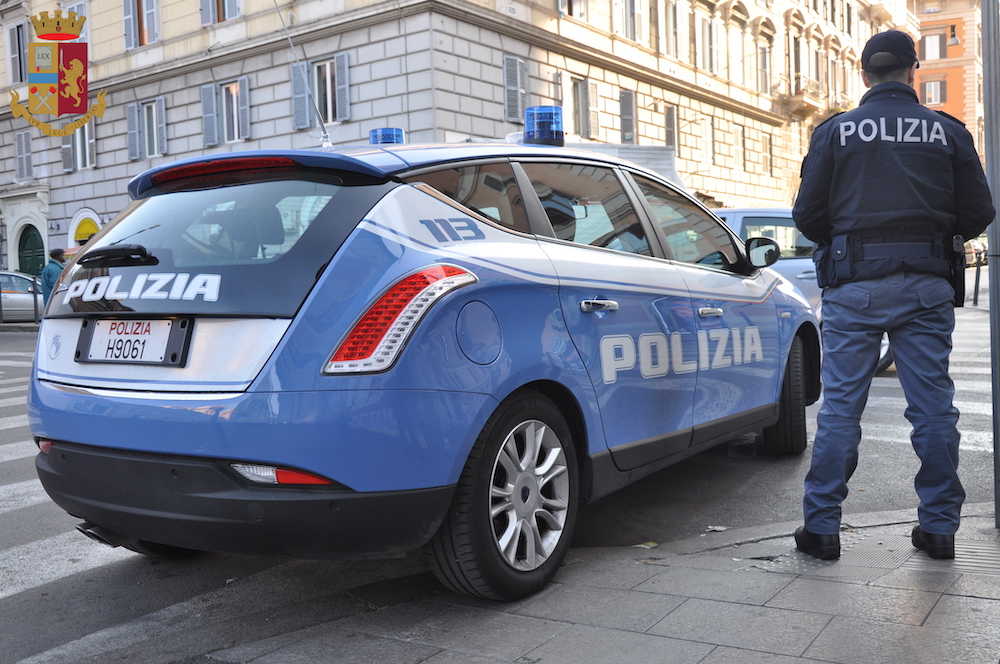 polizia auto poliziotto questura polizia auto poliziotto questura