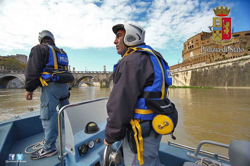 polizia tevere scafo polizia tevere scafo