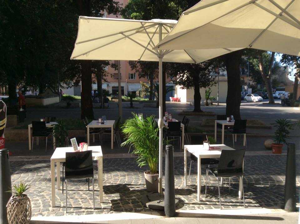 tavoli sedie ombrelloni civitavecchia piazza calamatta