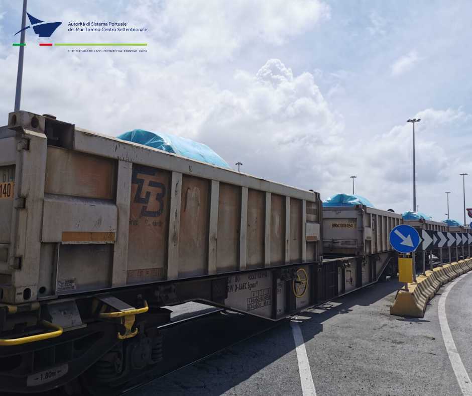 treno treni stazione civitavecchia porto merci container